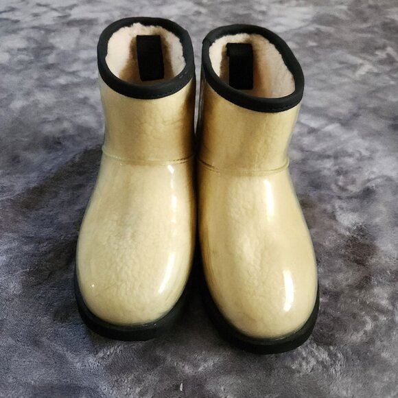 UGG Girl Beige Shearling-Lined Waterproof Short Boots Size 4 With Black Trim - Picture 1 of 9